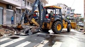 Continúan los trabajos de reparación de tubería en la Avenida Nacional