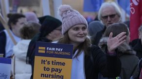 Miles de trabajadores de enfermería pararon el martes, en su segunda huelga de 24 horas este mes.