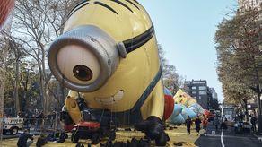 En el desfile de este año habrá 16 globos gigantes, 28 carrozas, 40 inflables novedosos y patrimoniales, 12 bandas de música, 10 grupos de actuación, 700 payasos y un Santa Claus.