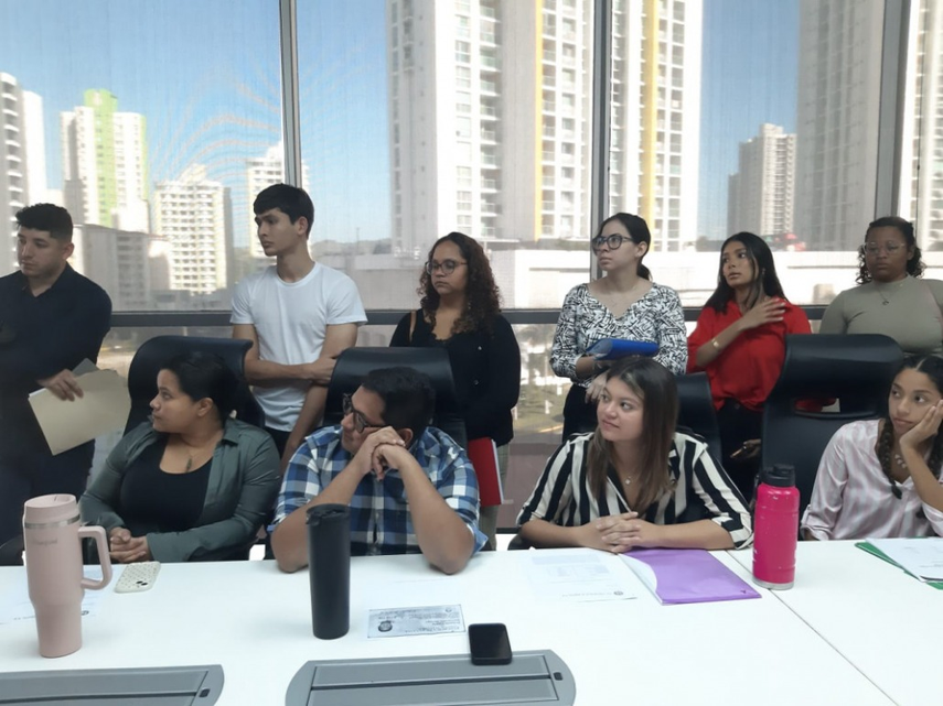 Estudiantes universitarios se unen a la lucha del Instituto de Estudios Interdisciplinarios Estudiantes universitarios se unen a la lucha del Instituto de Estudios Interdisciplinarios