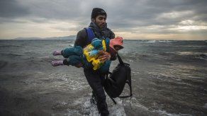 Grecia rescata a 200 migrantes; un niño muerto