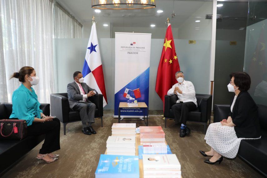 Reunión con el Embajador de de China con personal del Inadeh.
