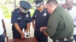 Pandilleros colonenses entregan sus armas