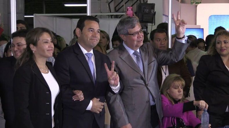 Guatemala escruta el 100% de mesas, Morales duplicó votos de su rival