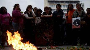 Presidente de Guatemala pide ayuda a FBI para investigar la muerte de 40 niñas en incendio