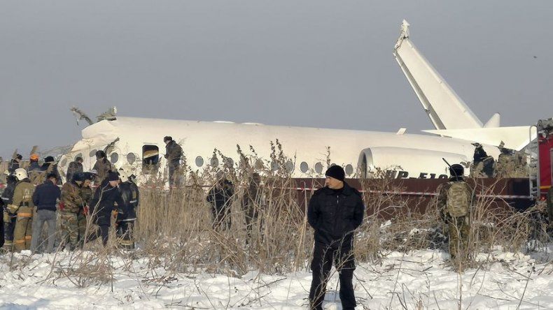 Varios factores habrían causado caída de avión en Kazajistán