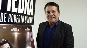 Roberto Durán disfruta de la piscina con sus nietos y les enseña a nadar