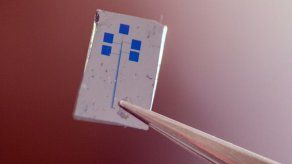 Desarrollan un semiconductor con material orgánico para móviles flexibles