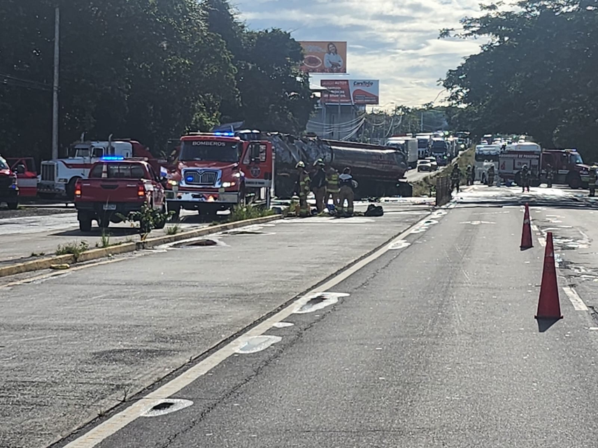 Bomberos contienen derrame tras vuelco de camión cisterna