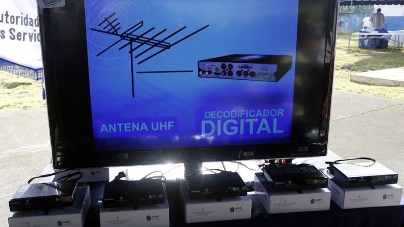 Presidente entrega cajas digitales en Colón