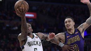 Bucks derrotan a Lakers 131-120