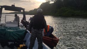 Policía Nacional rescata a siete personas en una embarcación a la deriva Policía Nacional rescata a siete personas en una embarcación a la deriva
