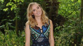 Suki Waterhouse convive con una tribu del Amazonas