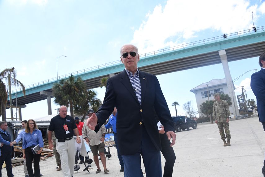 Joe Biden y su esposa Jill recorrieron en helicóptero la zona de Fort Myers.