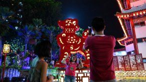 China recibe el Año del Perro con una explosión de color y espiritualidad