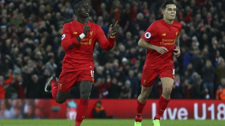 Liverpool vence 3-1 a Arsenal y lo supera en la tabla