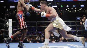 Lara y Castaño empatan en su pelea de las 154 libras