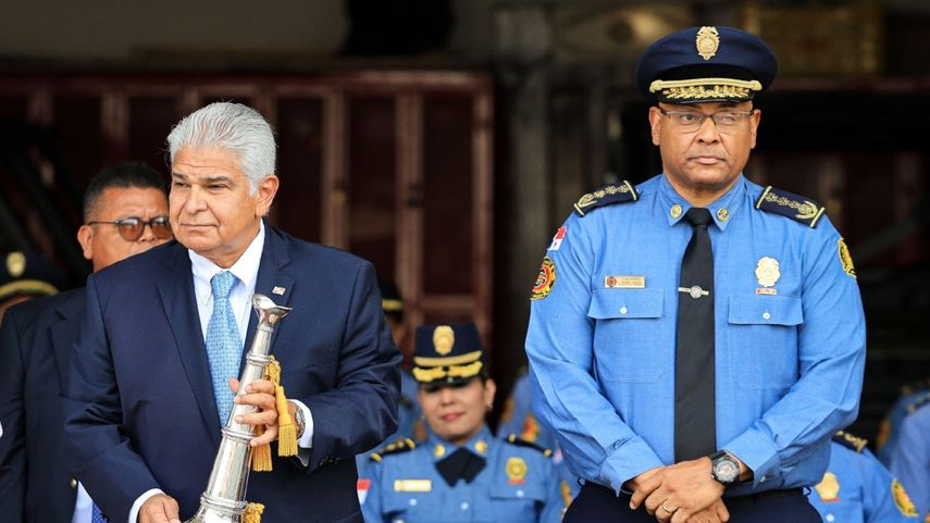 El presidente José Raúl Mulino es distinguido por el Cuerpo de Bomberos de Panamá.