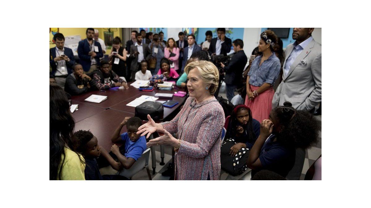 Asesor Clinton vincula campaña de Trump con hackeo ruso