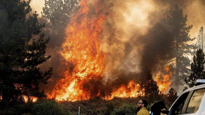 El viernes, los vientos de 33 kilómetros por hora (20 millas por hora) se combinaron con el calor abrasador para provocar incendios que consumieron arbustos, maleza y vegetación. El viernes, los vientos de 33 kilómetros por hora (20 millas por hora) se combinaron con el calor abrasador para provocar incendios que consumieron arbustos, maleza y vegetación.