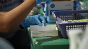 Una enfermera prepara una dosis de la vacuna Pfizer contra COVID-19.