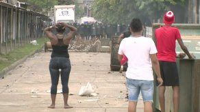 Se registran enfrentamientos entre residentes de Curundú y antimotines Se registran enfrentamientos entre residentes de Curundú y antimotines