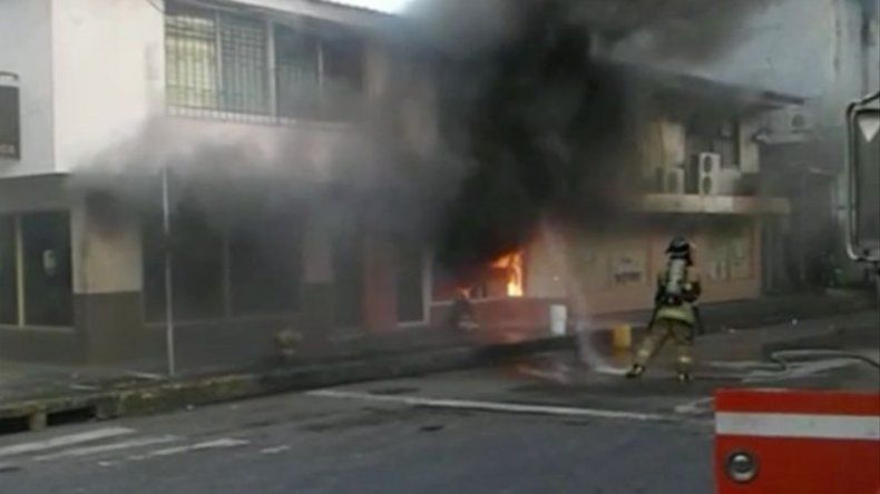 Bomberos controlan incendio en local en la Zona Libre de Colón