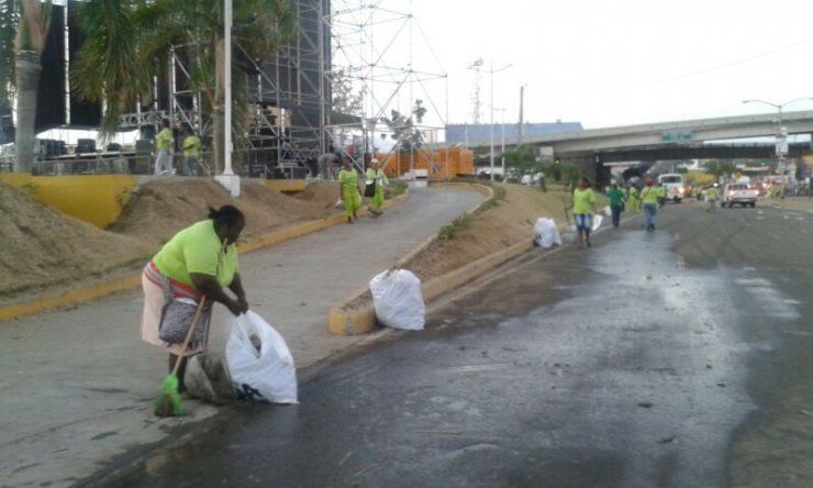 Hormiguitas y personal de AAUD en operativo de limpieza en Cinta Costera