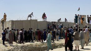 &nbsp;Afganos se agolpan a lo largo del muro del aeropuerto internacional Hamid Karzai antes de saltarlo en un intento de abandonar el país, este lunes en Kabul, después de darse a conocer de que el propio presidente afgano, Ashra Ghani, huyera ayer en secreto. EFE/STRINGER