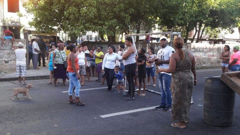 Despejan la Avenida Nacional tras protesta de residentes de Cabo Verde