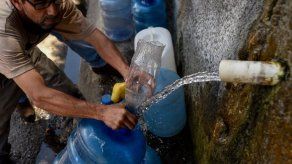 Bañarse con una botellita: la escasez de agua agobia a los venezolanos