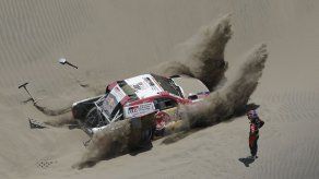 Loeb gana cuarta etapa de Rally Dakar y se acerca a Peterhansel