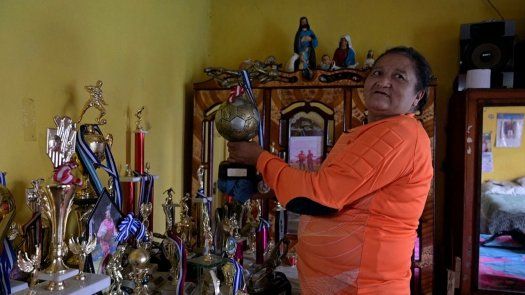 A sus 57 años, Alma vuela bajo el arco de fútbol en Guatemala