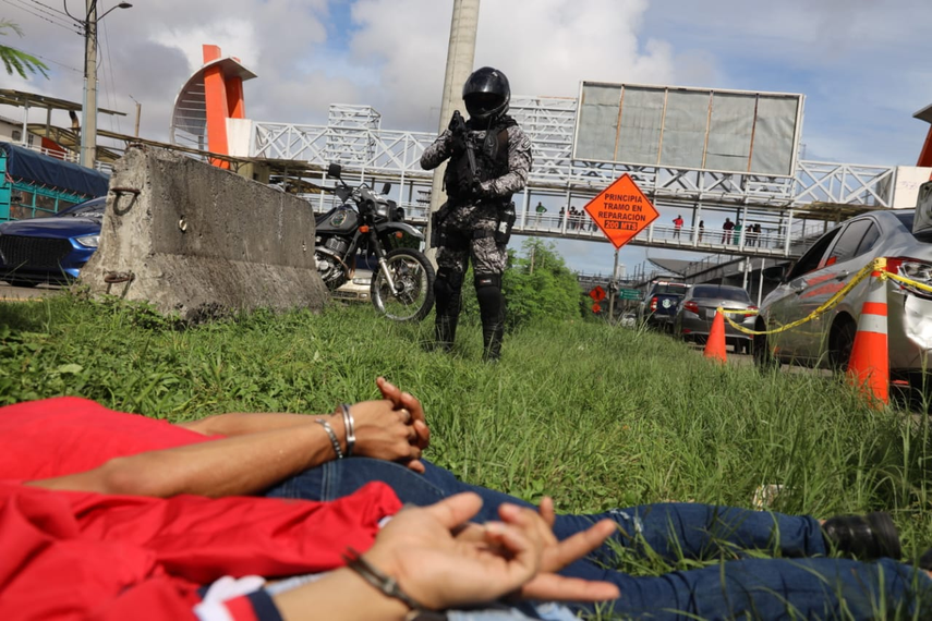 Aprehenden a cuatro hombres tras robar cinco collares a un extranjero en la avenida La Amistad.