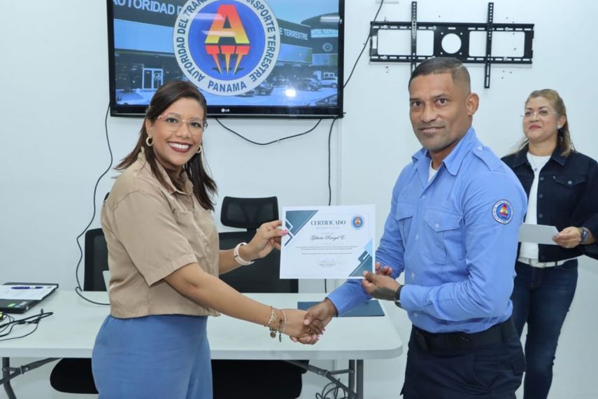 ATTT gradúa a quince nuevos inspectores de tránsito
