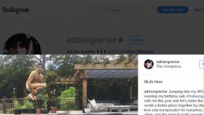 Adrian Grenier se lanza desnudo a la piscina para celebrar sus 40 años