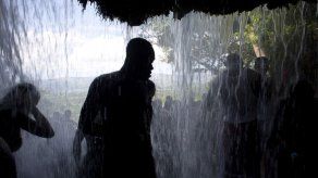 Haitianos peregrinan a cascada sagrada por festividad vudú