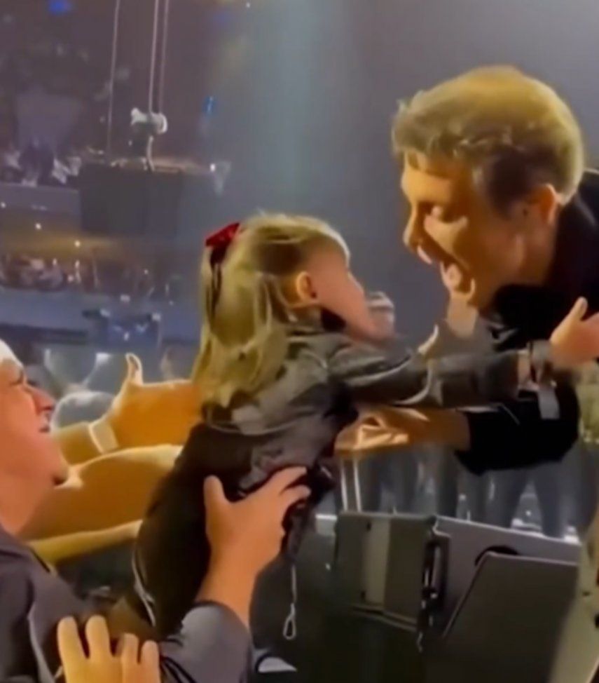 Luis Miguel enciende las redes al besar a una niña en la boca