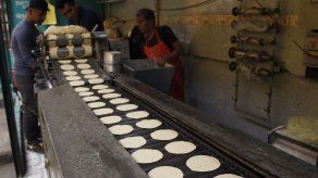 Posible alza en precio de tortilla enfrenta empresarios y gobierno mexicano