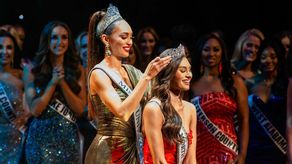 Momento en que Miss Universo 2022 corona a la nueva Miss USA, Morgan Romano.