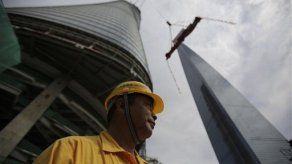 Instalan última viga en edificio más alto de China