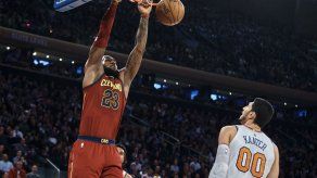 LeBron y Korver dan apurado triunfo a Cavs sobre Knicks