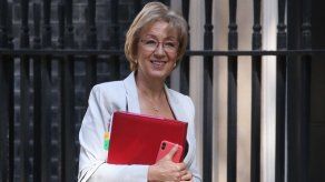 Dimite ministra británica encargada de relaciones con el Parlamento