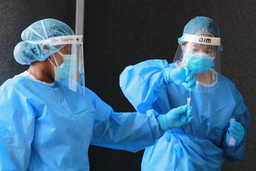 Personal de salud toma muestras de hisopados para detectar casos positivos de covid-19.