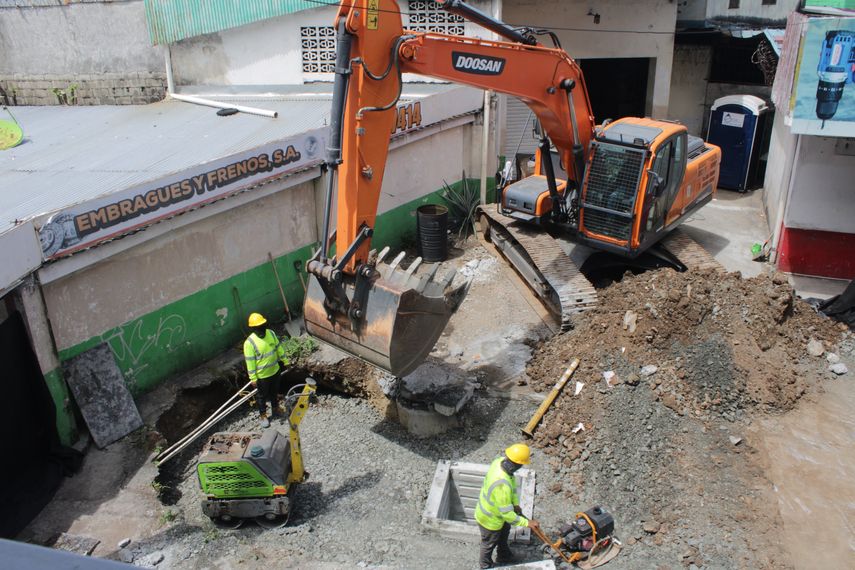 MOP atiende socavón de gran magnitud cerca de parada