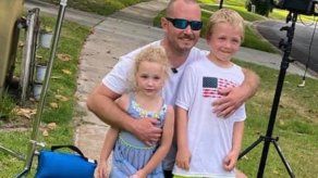 Steve Poust junto a sus hijos Abigail y Chase.