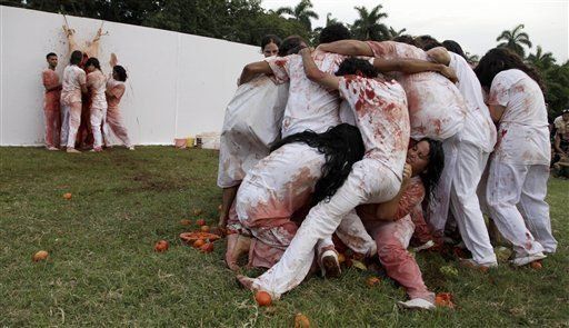 Sangre, vísceras y desnudos: el polémico Nitsch llega a Cuba