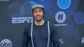 Dax Shepard se rapa la mitad de la cabeza por su hija