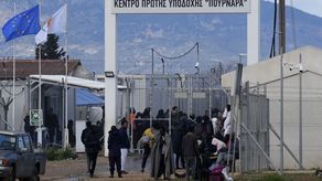 Schinas viajará a Turquía el mes entrante para dialogar sobre las maneras en que los migrantes llegan al sector norte de Chipre desde Turquía, ya sea en vuelos desde Estambul o por botes por la costa sur.