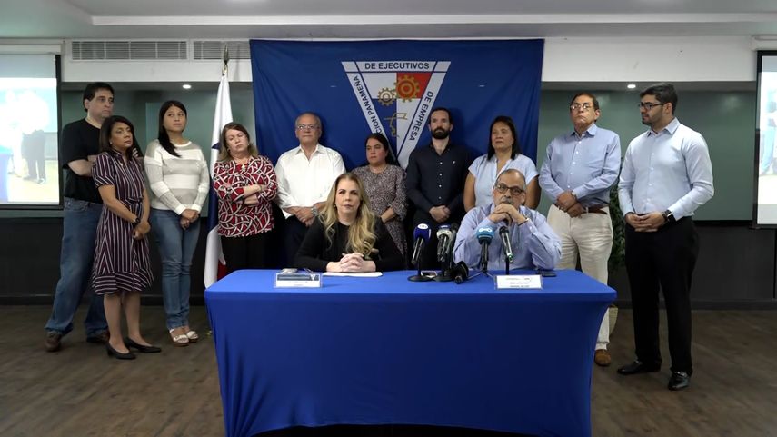 Representantes de Apede y Conep en rueda de prensa.